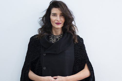 «Δε θα μεγαλώσω ποτέ»: Η Αντιγόνη Κουλουκάκου στέκεται με σοφία απέναντι στον χρόνο 