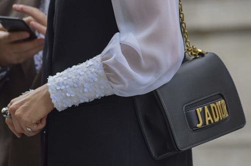 Τι φοράνε οι chic Παριζιάνες για να κάνουν τα ψώνια των γιορτών 