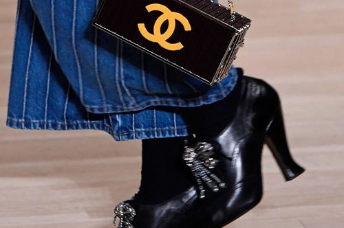 Μια στιλίστρια σου λέει τα λάθη που κάνεις με τις κάλτσες και τα παπούτσια σου -Ο συνδυασμός μετράει