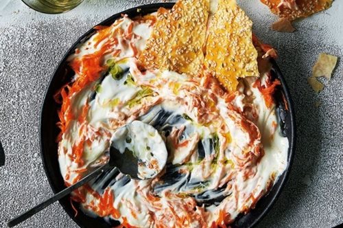 Ο ήσυχος πρωταγωνιστής του τραπεζιού: Τζατζίκι με καρότο για ανεβασμένη γεύση