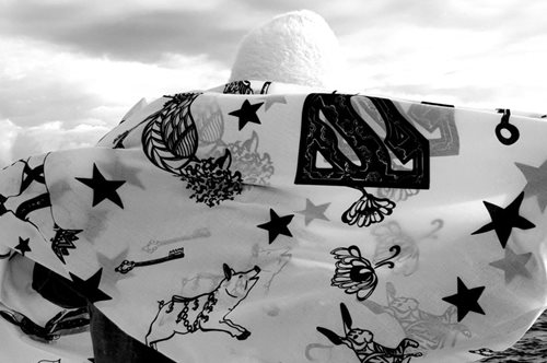 Η Άρτεμις φτιάχνει το παραμύθι της τυλιγμένη στο μαντήλι του Angelo Tziara