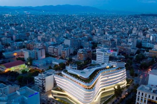 Ένα ολοκαίνουργιο κτίριο στην Καλλιθέα κάνει τους περαστικούς να γυρίσουν το κεφάλι με θαυμασμό