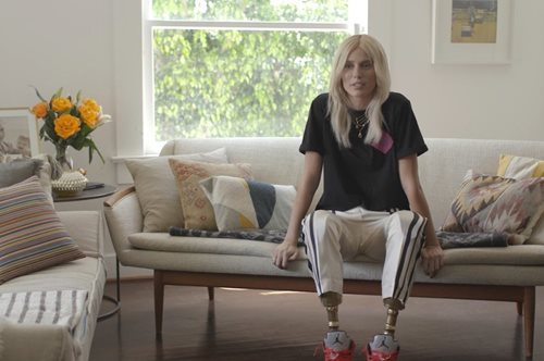 «Θυμίζω πολεμίστρια που επέζησε από άγρια μάχη»: Γιατί η Lauren Wasser δε κρύβει τα τεχνητά άκρα της