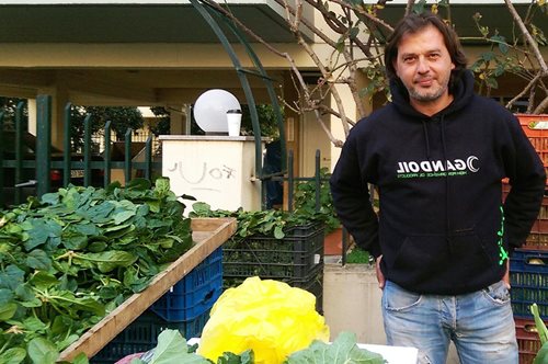 Γιάννης Μώρος: Από σχεδιαστής επίπλων, παραγωγός λαχανικών στη λαϊκή