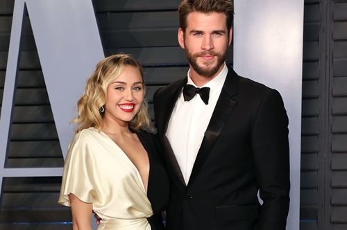 Πήγαμε στον «μυστικό γάμο» της Μάιλι Σάιρους και του Λίαμ Χέμσγουορθ: εικόνες από την τελετή