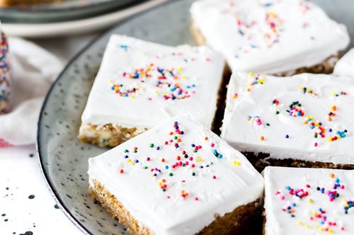 Πανεύκολο άσπρο γλάσο της Αργυρώς για βασιλόπιτα ή κέικ σε 2': Χωρίς αυγό, χωρίς κόπο