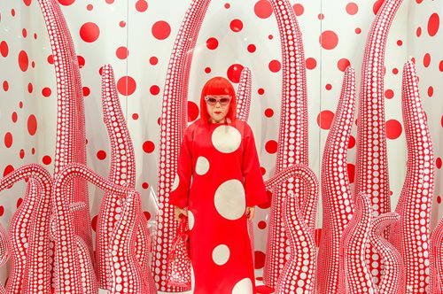 Ήρθε η άνοιξη: Το έργο της 90χρονης Γιαγιόι Κουσάμα επιβεβαιώνει ότι παραμένει παιδί των λουλουδιών