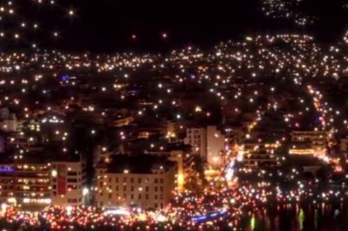 Ο πιο ονειρεμένος στολισμός των γιορτών. Χιλιάδες φαναράκια υψώθηκαν στον ουρανό του Βόλου 