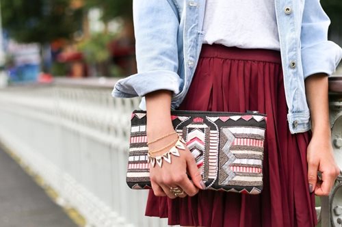 Αρκούν 2 ευρώ: Πώς να ντυθείς σαν στιλίστρια όταν έχεις ξοδέψει όλα σου τα χρήματα σε δώρα