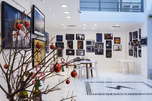 Σε ένα αίθριο-έκπληξη στην οδό Ακαδημίας γεννιούνται οι καλύτερες φωτογραφίες της Αθήνας