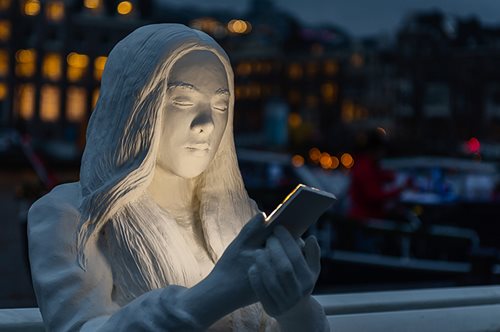 Ένα νέο έργο τέχνης στο Άμστερνταμ συγκλονίζει τους περαστικούς με την αλήθεια του