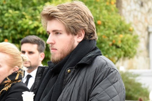 Συγγενείς, φίλοι και ο γιος της. Το τελευταίο αντίο στην Μαριάννα Τόλη 