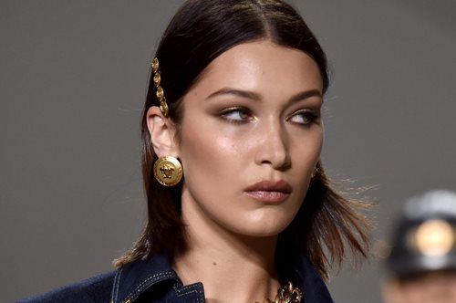 Έχει μείνει μόνη: Αυτός είναι ο λόγος που η βιομηχανία του μόντελινγκ δεν «παίζει» την Μπέλα Χαντίντ