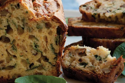 Κέικ με σπανάκι και ηλιέλαιο: Μια εναλλακτική «σπανακόπιτα» ελαφριά σαν πούπουλο 