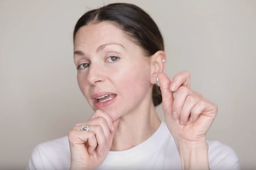 Χαλαρό περίγραμμα: Η άσκηση που αλλάζει το σχήμα του προσώπου μετά τα 50 