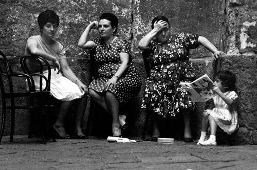 Η Έλενα Φερράντε επιστρέφει με νέο βιβλίο που εστιάζει στη γυναίκα, τα αδιέξοδά της, τη μητρότητα