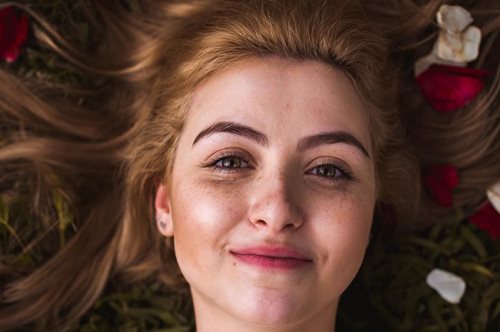 Το νέο χρώμα μαλλιών που σαρώνει στο Instagram γιορτάζει τη γυναικεία ωριμότητα