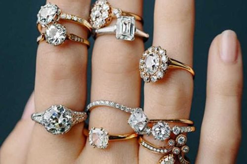 Το νέο δαχτυλίδι αρραβώνων που αγαπούν οι fashion gurus δε μοιάζει με τίποτα απ' όσα έχεις στο νου