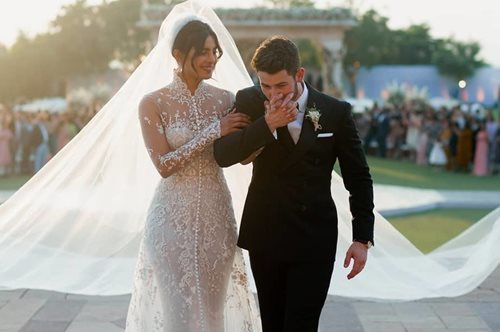 Backstage από την πρόβα νυφικού της Πριγιάνκα Τσόπρα: Το υπέρκομψο Ralph Lauren φόρεμα του γάμου της