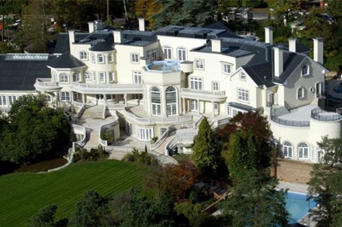 Μπήκαμε στις πιο ακριβές επαύλεις του Χόλιγουντ που καταλαμβάνουν ολόκληρα οικοδομικά τετράγωνα 