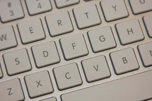 Να γιατί τα πλήκτρα του υπολογιστή F και J έχουν προεξοχές