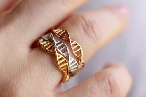 Δαχτυλίδια-έλικες του DNA, παντατίφ-πλανήτες: 16 υπέροχα κοσμήματα εμπνευσμένα από τις επιστήμες