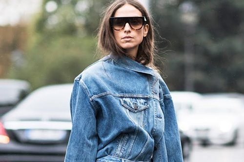 Αυτό είναι το πιο αναπάντεχο τρεντ στα τζιν που δείχνει υπέροχο μέσα στον χειμώνα