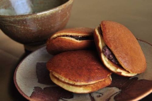 Τα ιαπωνικά pancakes με γέμιση από πάστα κόκκινου φασολιού είναι πανεύκολα και πεντανόστιμα 