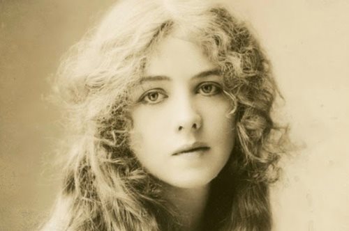 Οι είκοσι άγνωστες ομορφότερες γυναίκες του εικοστού αιώνα: Βασίλισσες και τσιγγάνες