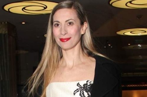 Το νέο α λα γκαρσόν λουκ της Βίκυς Βολιώτη της χαρίζει σύγχρονο στυλ 