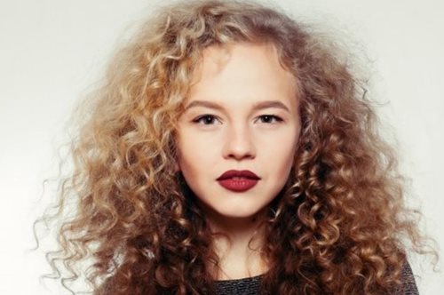 Επιστρέφει το λουκ μαλλιών που δοξάστηκε και χλευάστηκε όσο κανένα άλλο