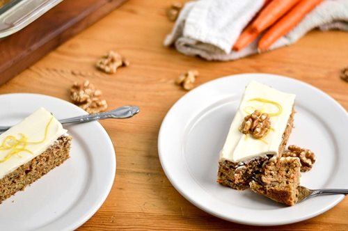 Κέικ χωρίς ζάχαρη με μπανάνα, καρότο και μέλι: Το γλυκό που έχει γίνει μαζική μανία 