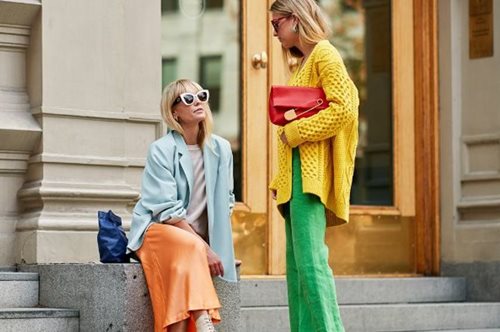 Το ακαταμάχητο χρώμα που θα σαρώσει στις καλοκαιρινές εμφανίσεις έχει πολύ ιδιαίτερο όνομα και χάρη