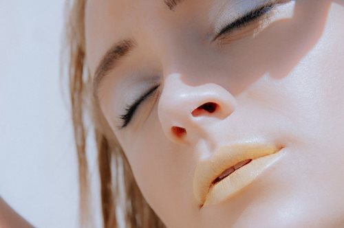 Πώς να αντιμετωπίσεις τα ξηρά και σκασμένα χείλη με προϊόντα κατευθείαν από το ντουλάπι της κουζίνας