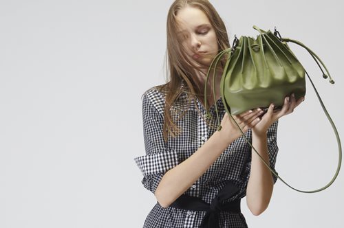 Οι δερμάτινες τσάντες που λατρεύουν οι γυναίκες που μάχονται τη μαζικότητα στα τρεντ 