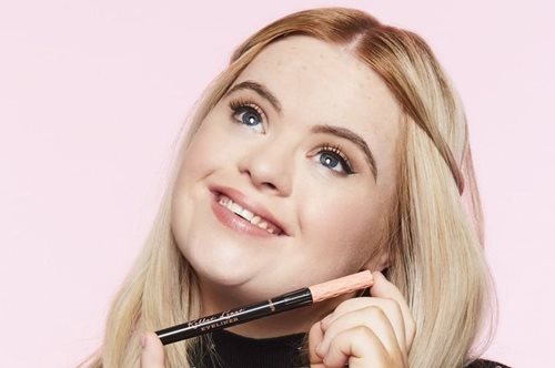 Ένα μοντέλο με σύνδρομο Down γίνεται το νέο πρόσωπο μεγάλου brand καλλυντικών