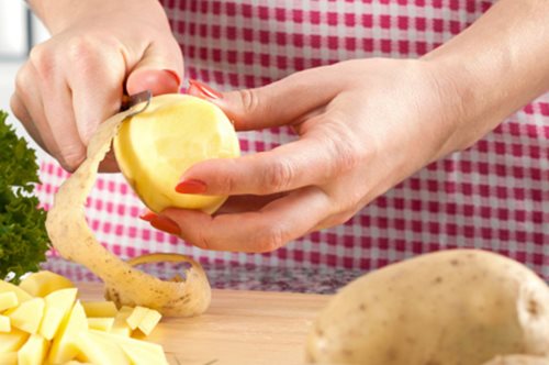 Καθάριζε πατάτες αλλά μην πετάς τις φλούδες. Δες γιατί