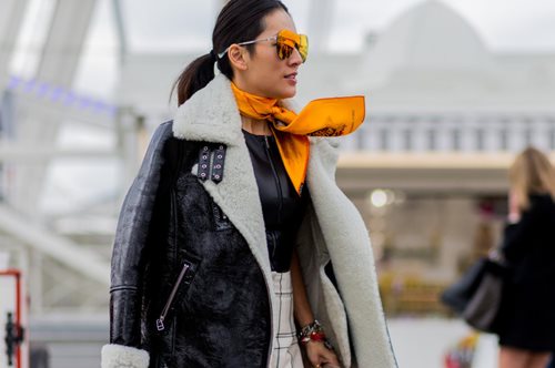 Τι κάνεις λάθος. Μία YouTuber σου λέει γιατί δεν μπορείς να φορέσεις ποτέ σωστά το φουλάρι σου