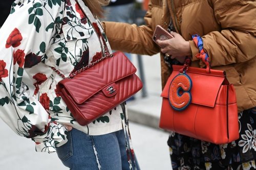 Νέο σχήμα: Οι τσάντες που θέλουν οι μεγάλοι οίκοι μόδας να κρατάς φέτος, το καλοκαίρι του 2019 