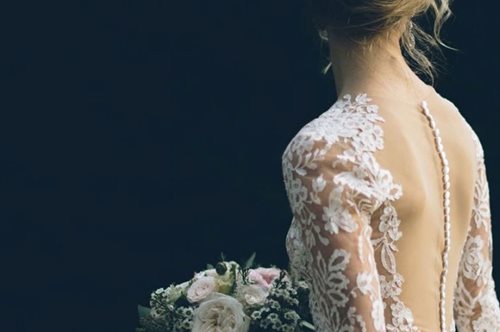 Ελληνίδα μαμά, ανύπαντρη αδερφή, κολλητές: Οι άνθρωποι που μπορεί να καταστρέψουν το στυλ της νύφης 