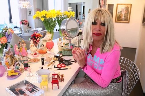 Μέσα στο πλουμιστό διαμέρισμα της 76χρονης, νεώριμης σχεδιάστριας Betsey Johnson στη Νέα Υόρκη