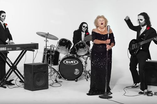 «Γέλα με τον θάνατο»: Η ζωή της 96χρονης τραγουδίστριας death metal και επιζήσασας του Ολοκαυτώματος