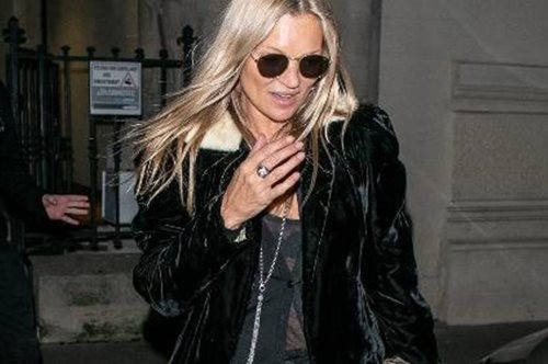 45 κεράκια. Η Κέιτ Μος έκανε την πιο αντισυμβατική εμφάνιση για τον εορτασμό των γενεθλίων της