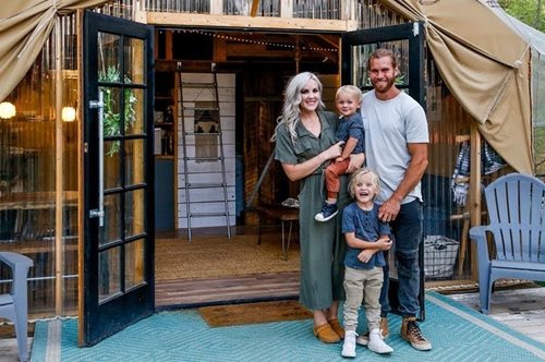 Μια οικογένεια μετακόμισε μόνιμα σε αυτοσχέδια σκηνή: Πηγή έμπνευσης η νέα ζωή της στη φύση