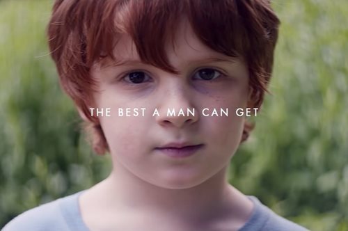 Ο λόγος που οι μαμάδες και οι μπαμπάδες κλαίνε με τη νέα διαφήμιση της Gilette