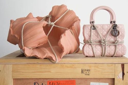 Το νέο σχήμα των it bags σπάει τα καλούπια. Ό,τι ήξερες μέχρι σήμερα δεν ισχύει πια