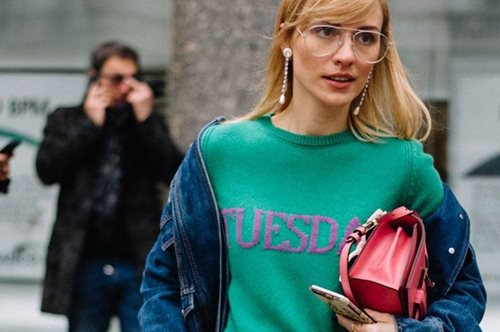 Το «χαζό» τζιν παντελόνι που θέλει να πείσει το fashion κοινό ότι έχει λόγο ύπαρξης