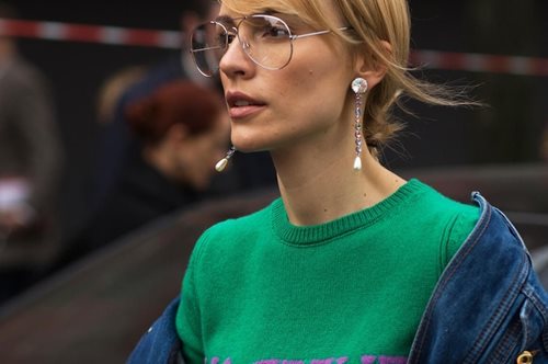 Μια fashion blogger σου λέει πώς θα φορέσεις από τώρα τα χρώματα που θα κάνουν γκελ την άνοιξη