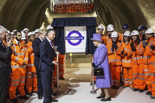 Η βασίλισσα Ελισάβετ έχει πια τη δική της γραμμή στο μετρό του Λονδίνου