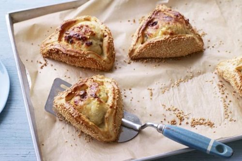 Πανεύκολη ζύμη γιαουρτιού για γλυκές και αλμυρές πίτες: Αφράτη και μαλακή